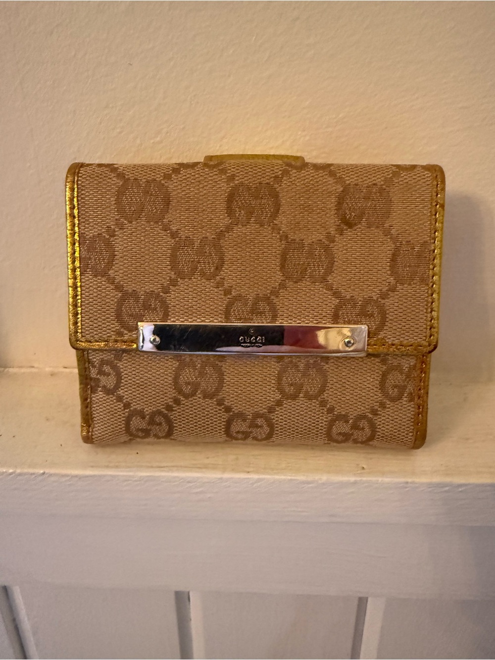 Limited Edition Gucci Beige Monogram Canvas Wallet with a Gold Metallic Leather - Picture 2 of 12